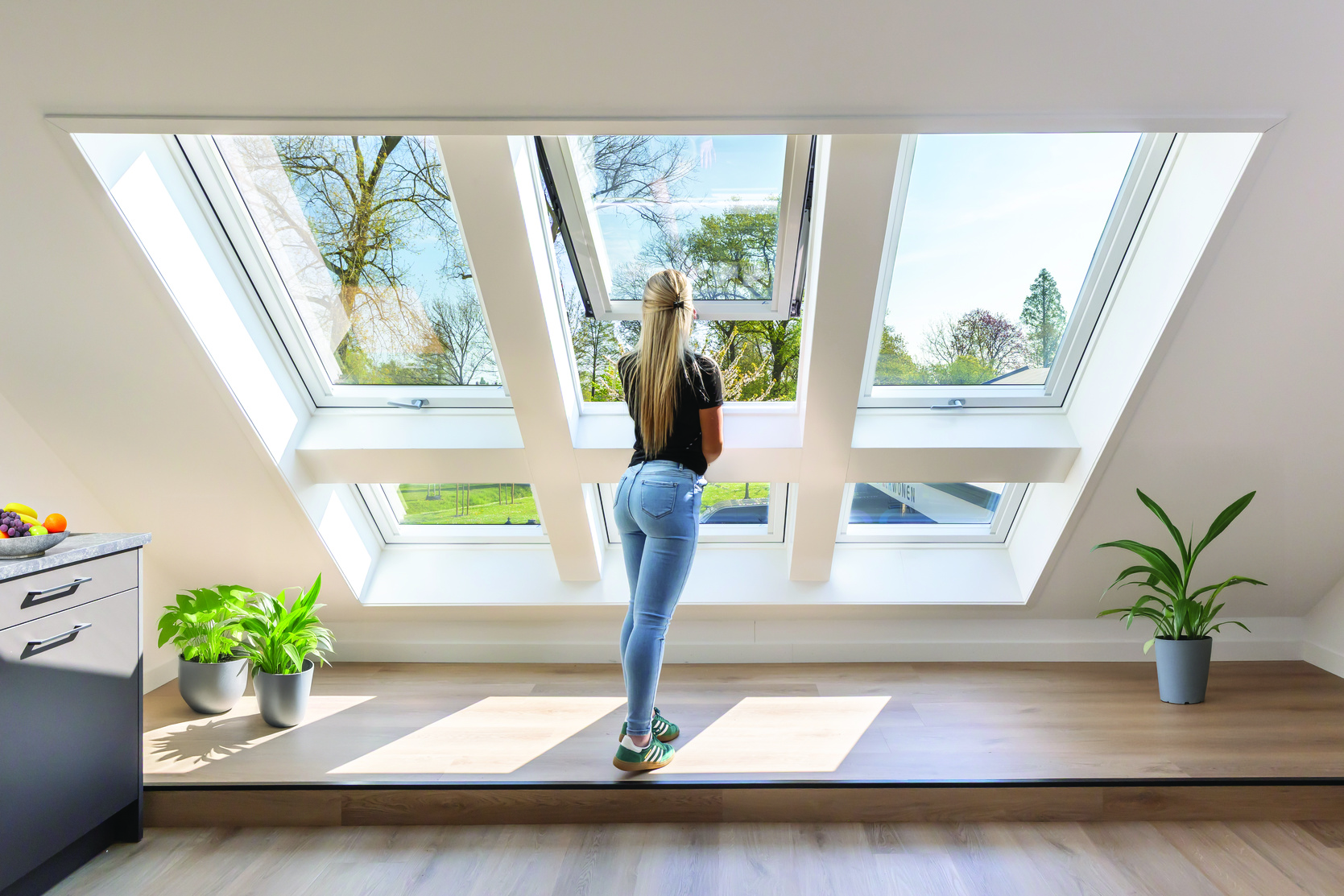 Roto Designo Klapp-Schwingfenster R8 Kunststoff Austausch Renovierung AR2-840769M Fenster, Gebäude, Dachfenster, Pflanze, Person, Fenster, Gebäude, Dachfenster, Pflanze, Person, Fenster, Gebäude, Dachfenster, Pflanze, Person, Fenster, Gebäude, Dachfenster, Pflanze, Person