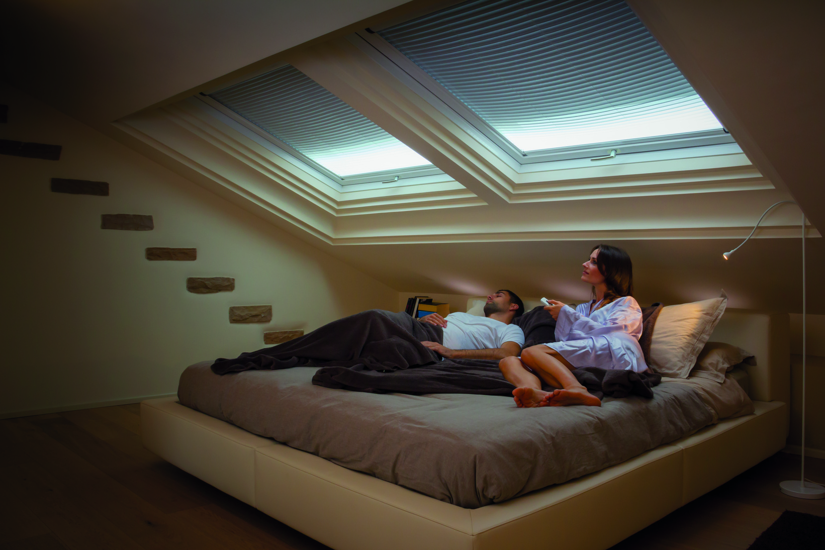 Roto Designo R6/R8 Außenrollladen ZRO-537669M Bodenbeläge, Fenster, Bett, Person, Frau